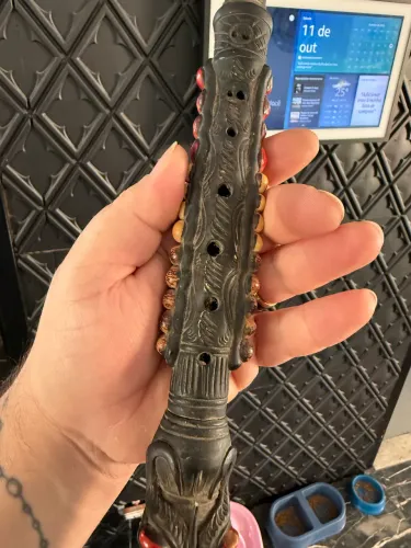 Flauta antiga adornada