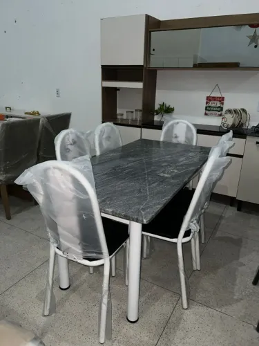 "Conjunto de Jantar com 6 Cadeiras: Tampo de Granito e Estrutura de Alta Resistência em Fe