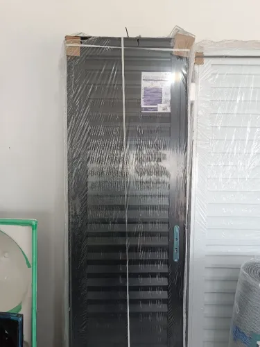 Porta de alumínio com design moderno