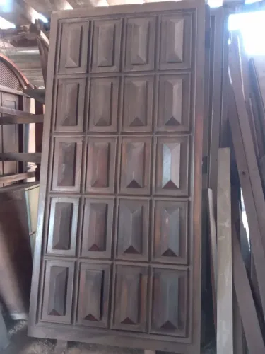 Porta em Jacarandá Maciça Entalhada - Design Clássico