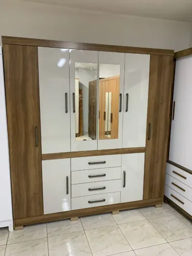 Guarda-Roupa com espelho