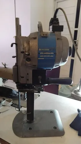 Máquina de corte grande Zoje ZJ3 em excelente estado