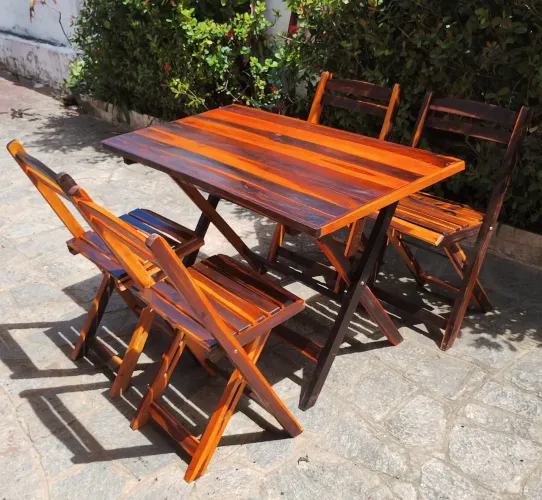 Conjunto Mesa e Cadeiras de Madeira Dobrável