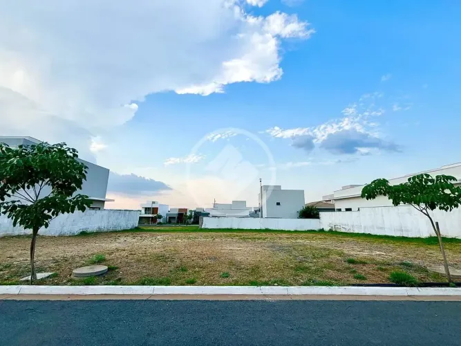 Terreno à venda em condomínio de luxo em Cuiabá-MT - Av. das Torres - 250m² de área privat