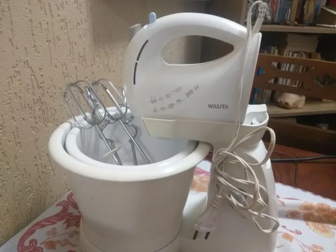 Batedeira Walita com base