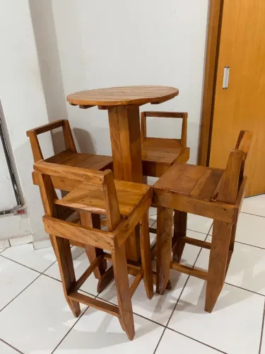 Conjunto de mesa bistrô madeira com 4 banquetas