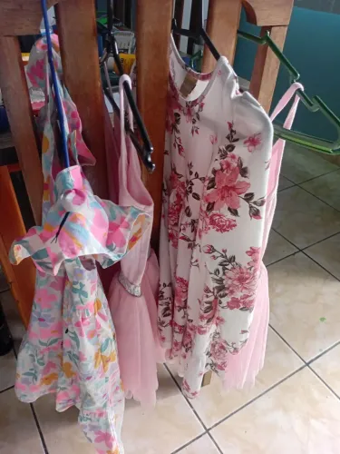 Vestidos infantis floridos e delicados 20,00cada um