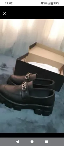 Sapato preto tratorado com detalhe em corrente