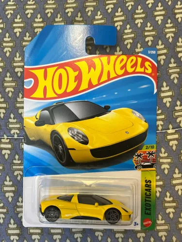 Hot Wheels do Gordon Murray Automotive T.33 na cor amarela