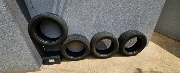 Vende se 04( quatro) pneus para camionete. 