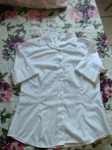 Camisa social feminina branca usada uma vez perfeita com jeans pegada esporte G pequeno. 