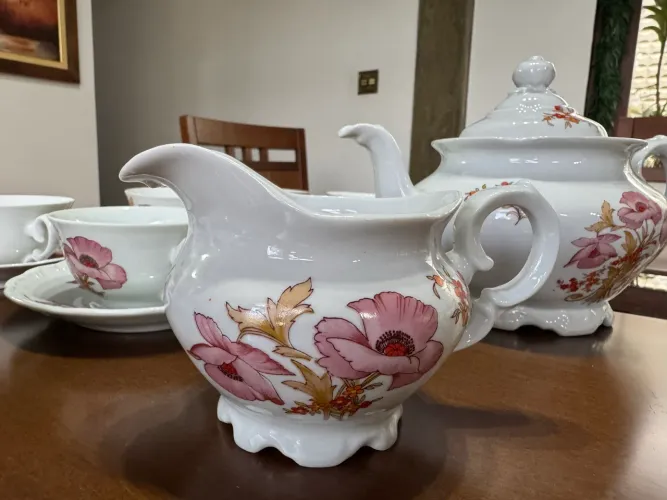 Jogo de porcelana para chá