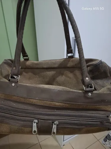 Linda bolsa de viagem couro "nobuk". Ótimo tamanho para viagem..