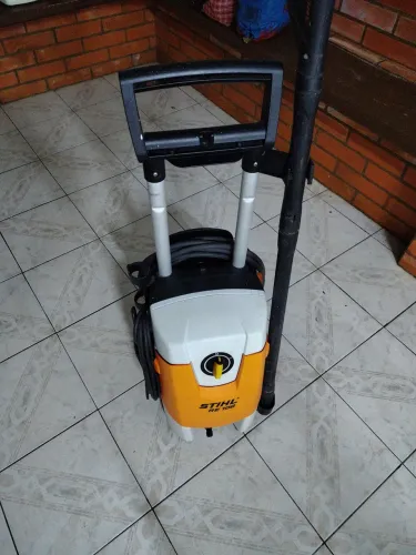 Lavadora alta pressão sthil. Essa aguenta várias horas trabalhando direto, motor indução,