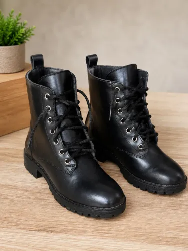 Bota estilo cuturno com cadarço 