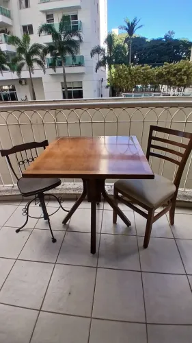 Mesa + 2 cadeiras