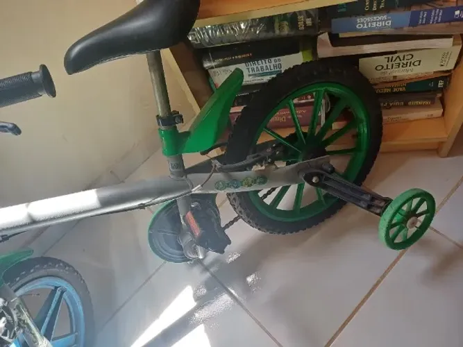Bicicleta infantil do hulk quebrada