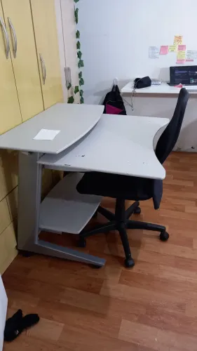 Vende se uma mesa de estudos bairro portão.