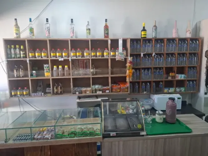 Balcão com Expositor de vidro e Prateleiras para parede