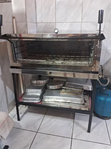 Forno industrial à gás c/4pedras(1,06largura/0,95 de profundidade)10meses de uso