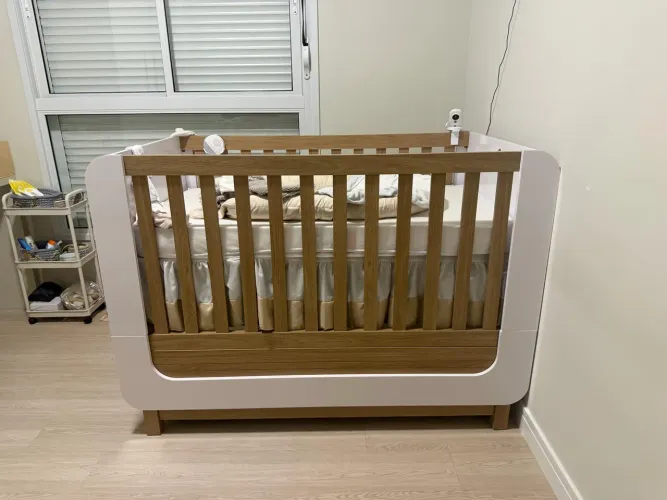 Berço Mini Cama 2 em 1 com Cantos Arredondados e Detalhes Usinados Branco/Jequitibá