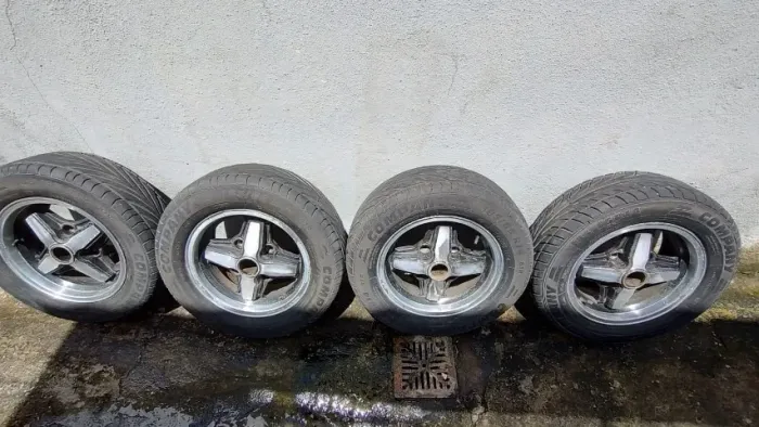 Conjunto de 4 rodas cruz de malta e pneus