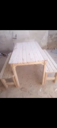 Mesa com 2 bancos