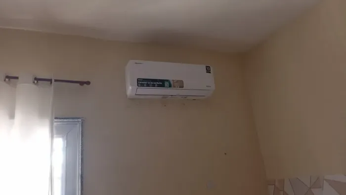 Ar split 12000 marca hisense ,com controle e wi fi, gela muito
