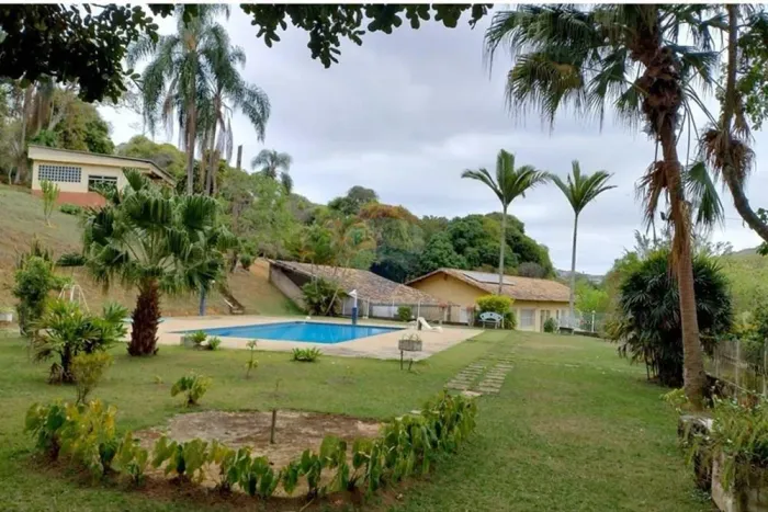 Granja alto padrão com ótima casa, piscina, campo de futebol, no graminha