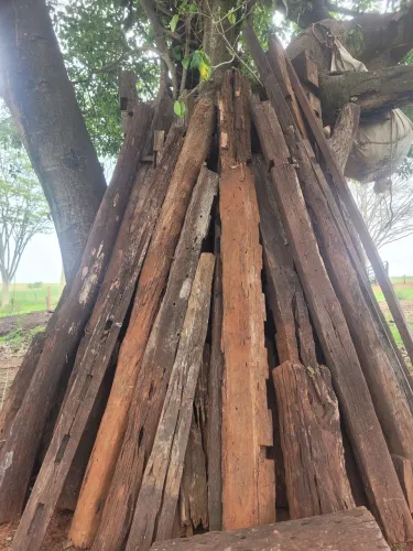 Mourões mestre de aroeira para porteiras, curral, etc