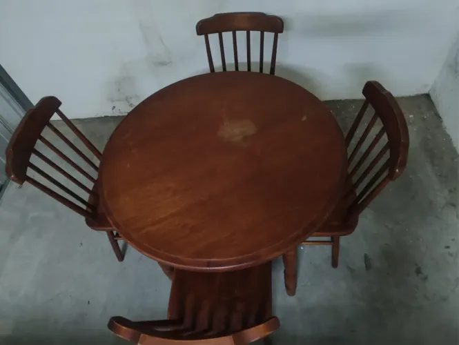 Mesa com 4 cadeiras em madeira maciça 