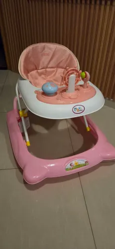Andador infantil c/ música muito novo
