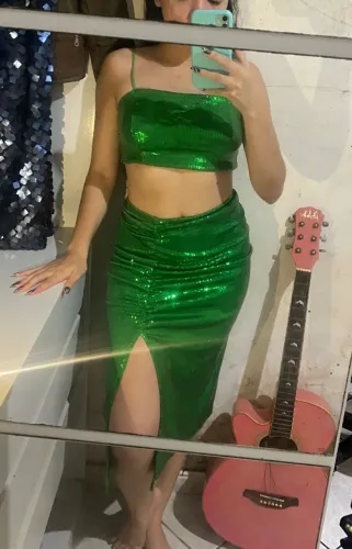 Conjunto verde cintilante de top e saia.