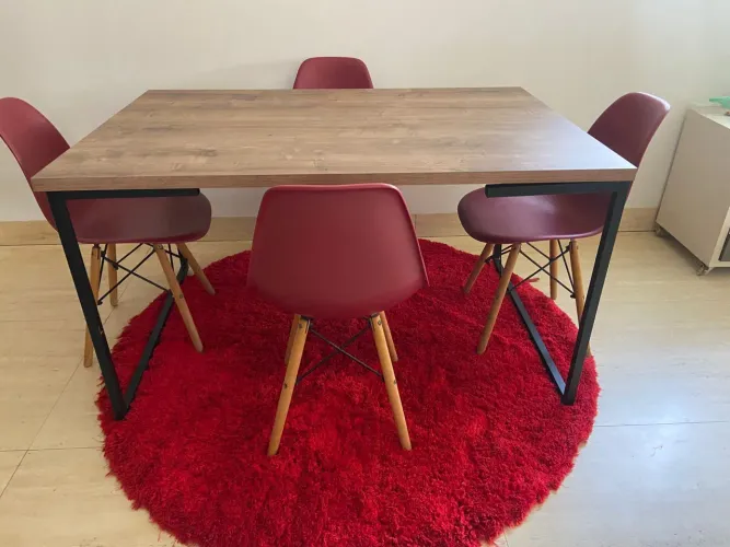MESA STYLO INDUSTRIAL +4 CADEIRAS EYFEEL. FAÇO ENTREGA. 