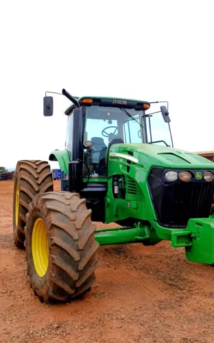Trator John Deere 7210J ano 2015, 4x4, com 30.000 horas e ar condicionado, em SP