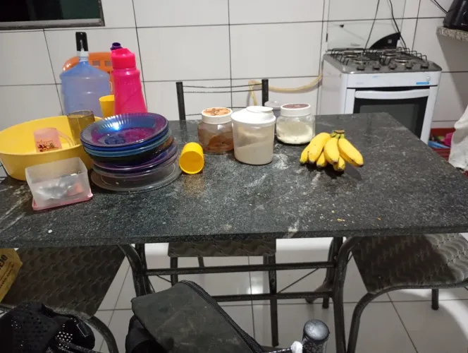 Vendo mesa com 4 cadeiras
