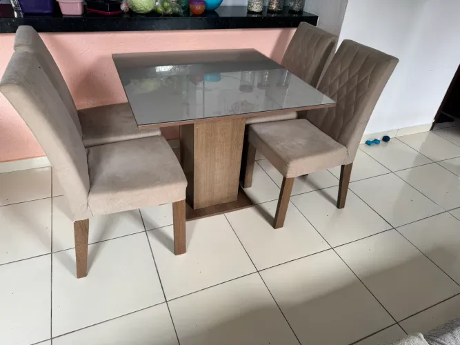 Vendo mesa com 4 cadeiras seminovas