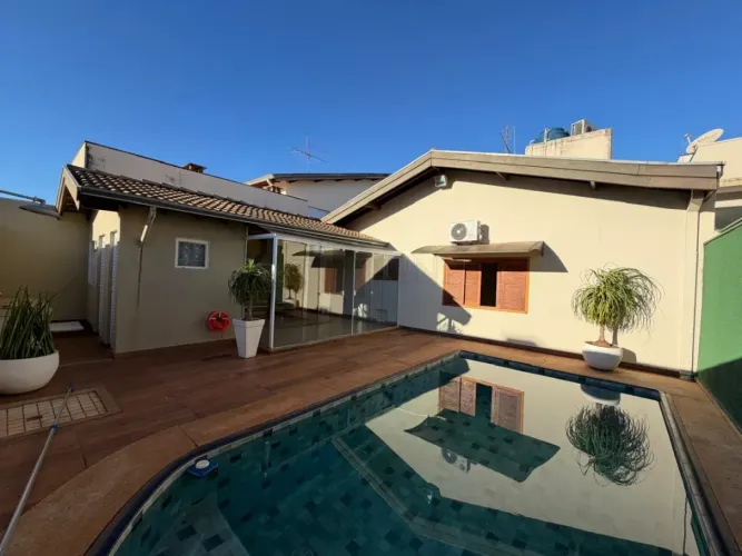 Casa à venda no condomínio Residencial Villaggio I em Bauru-SP.
