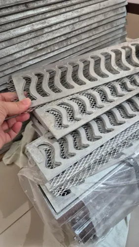 Ralo linear com tela e aro de fixação 10x50cm - 17 metros total