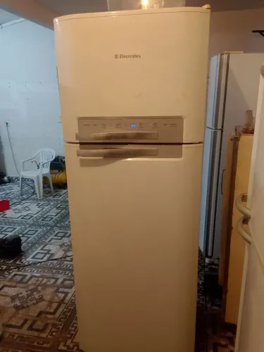 Vendo geladeira 220 sistema frost free