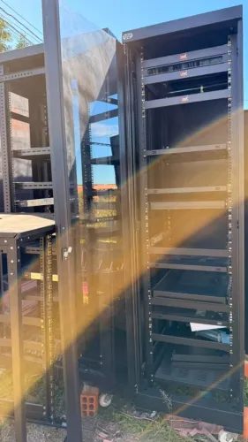Rack de Piso Womer 44U (210x60x60) Com Bandejas - Impecável