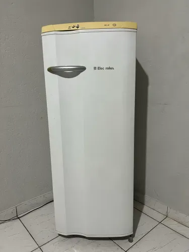 Geladeira Electrolux RE26 - 240L - 127V