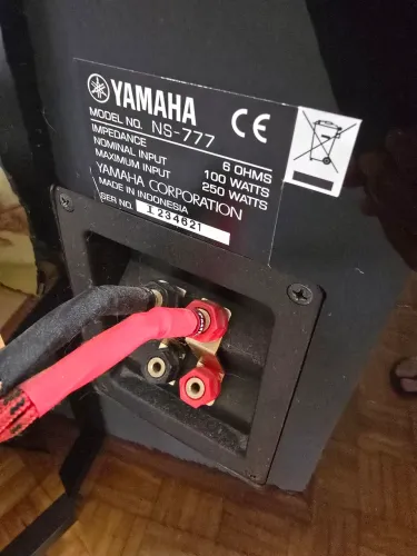 Par de caixas torre Yamaha NS-777 com subwoofer Yamaha NS-SW300