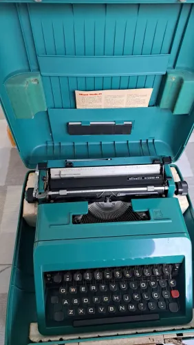 Antiga maquina escrever Olivetti Studio 45