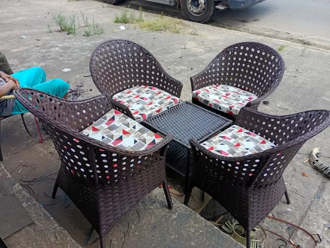 Conjunto kit de cadeira com mesa de centro.