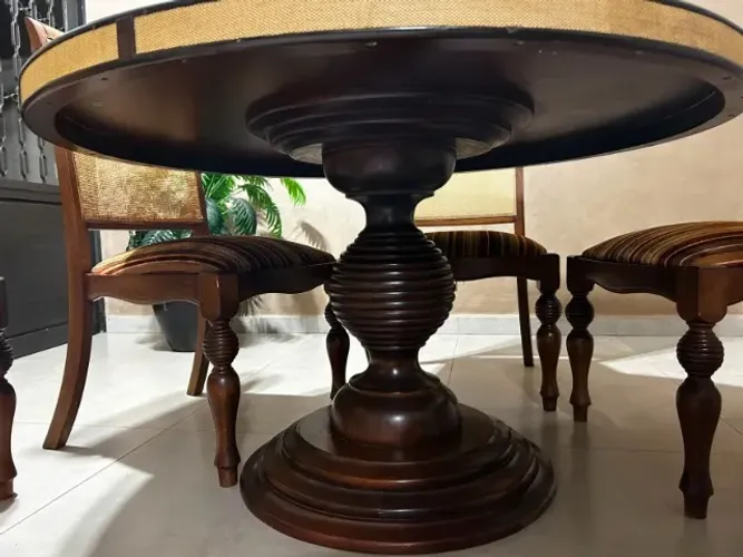 Mesa com 5 cadeiras estofadas de madeira nobre maciça, raridade, lindíssima 