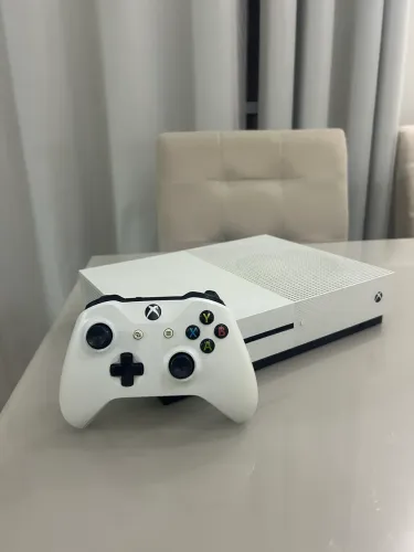 XBOX ONE S 1TB + CONTROLE + JOGO