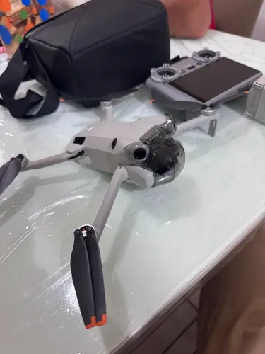 DJI Mini 4 Pro Fly More Combo com DJI RC 2