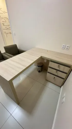 Mesa escrivaninha em L com 3 gavetas