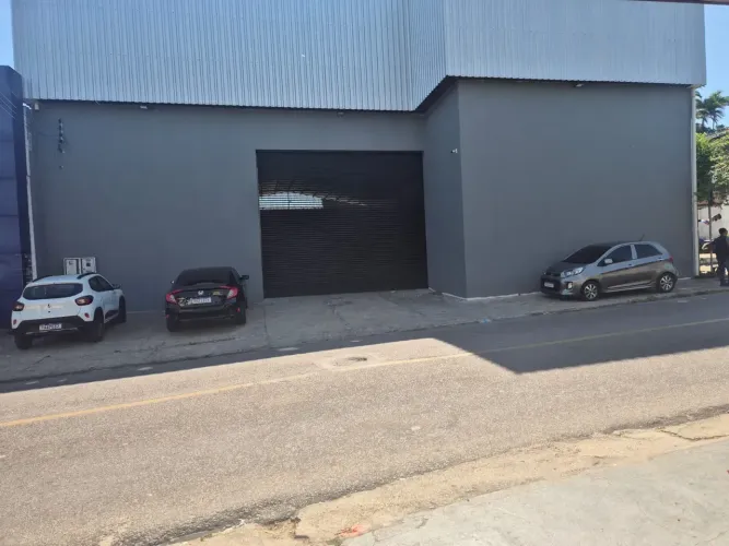 GALPÃO EM PETRÓPOLIS COM 900M2, PÉ DIREITO ALTO